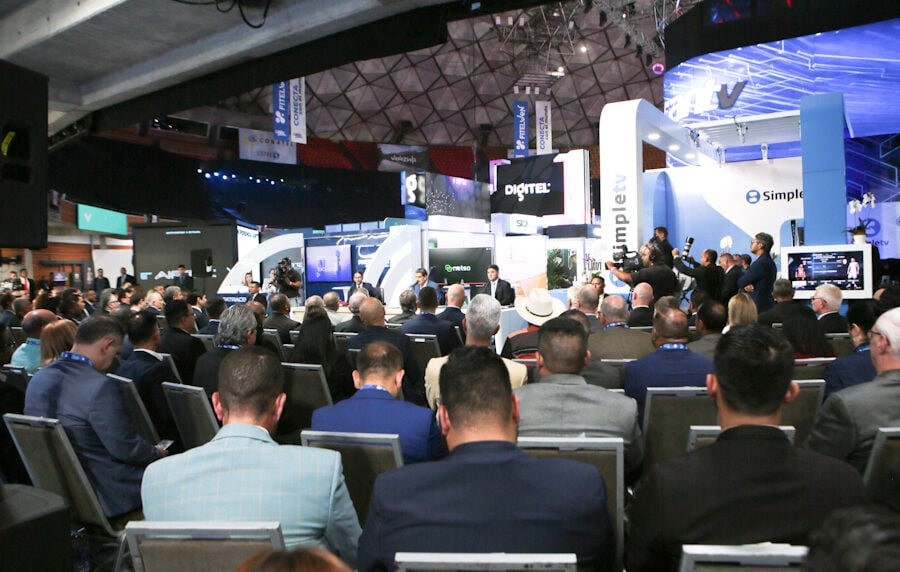 Maduro exonera impuestos y promete inversiones en telecomunicaciones