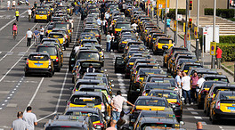 Los taxis cortan el tráfico en  Barcelona por la denuncia relacionada con Uber