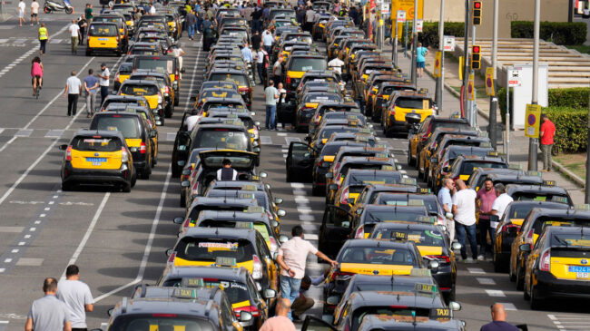 Los taxis cortan el tráfico en  Barcelona por la denuncia relacionada con Uber