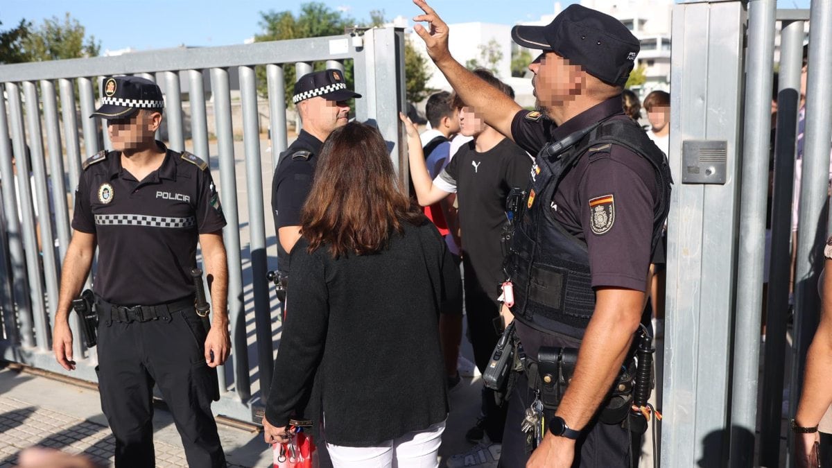 El presidente de Andalucía sigue «muy atento la evolución» de la agresión en el instituto de Jerez