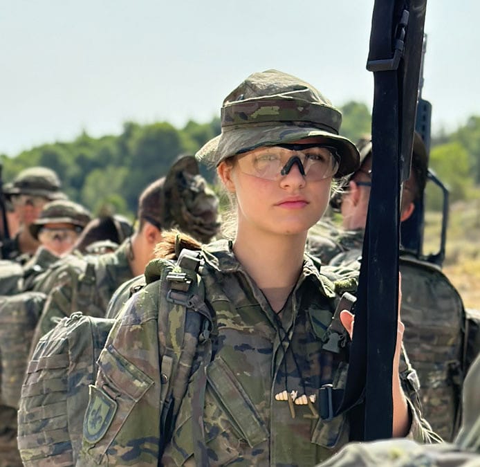 Leonor concluye su formación militar básica: las nuevas imágenes haciendo tiro y maniobras