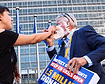 Activistas le dan un ‘tartazo’ en la cara al consejero delegado de Ryanair