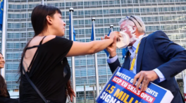 Activistas le dan un 'tartazo' en la cara al consejero delegado de Ryanair