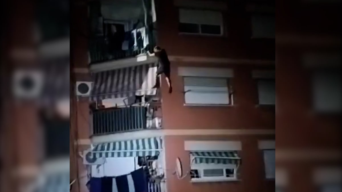 Detenido un ladrón pillado por los vecinos trepando la fachada de un edificioen Sant Adrià de Besòs