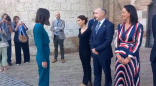 El tenso momento entre Irene Montero y la presidenta de las Cortes de Aragón (Vox)