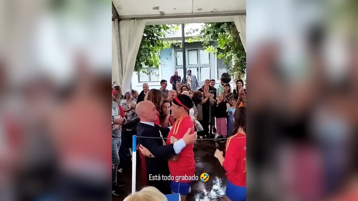 El video viral en el que imitan en beso de Rubiales a Jenni Hermoso en las fiestas de Puerto de Vega