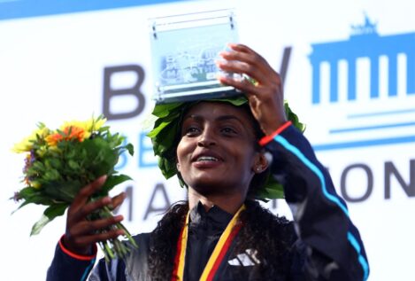 La etíope Tigst Assefa pulveriza el récord del mundo femenino de maratón en Berlín