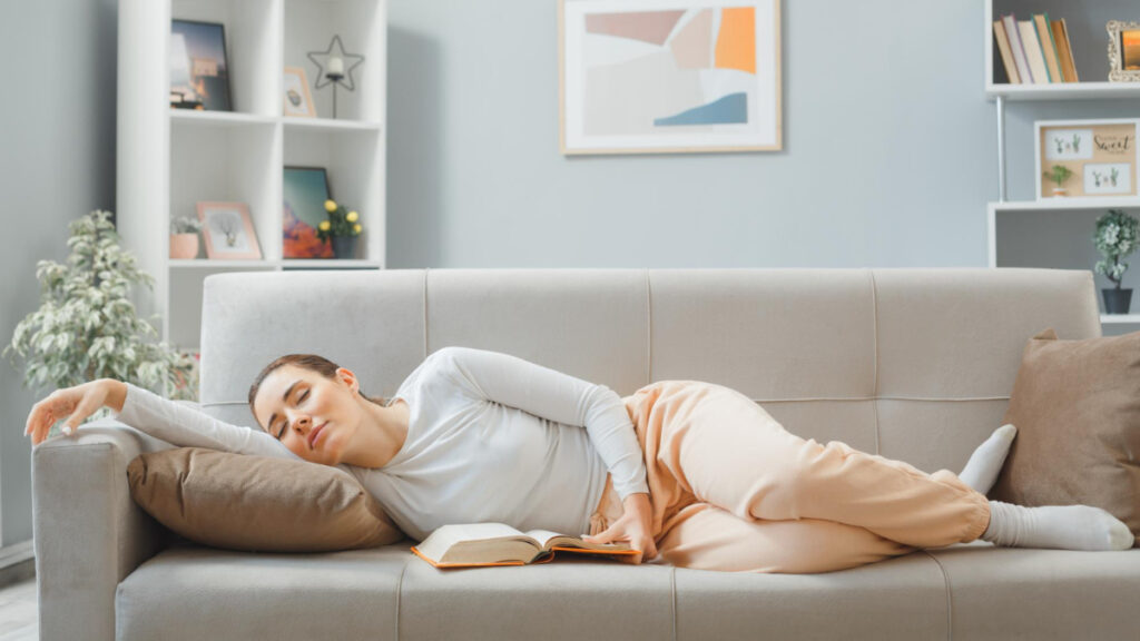 Una mujer dormida en un sofá