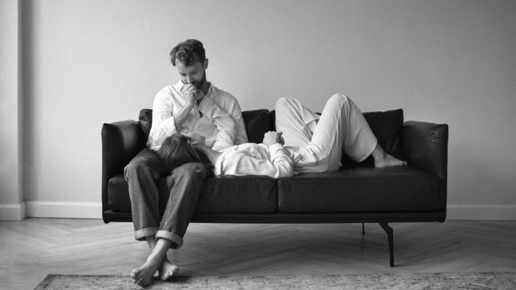 Una pareja se acomoda en un sofá