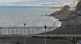 Cinco inmigrantes logran entrar en Ceuta a nado y otros tres saltando la doble valla