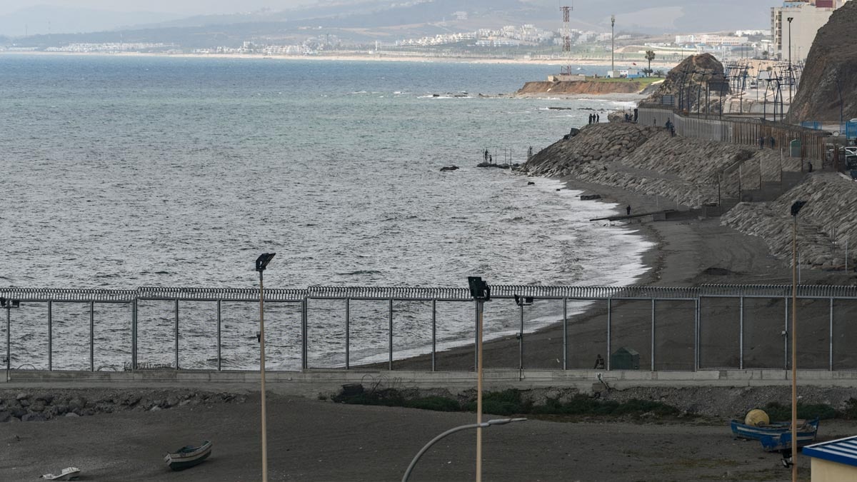 Cinco inmigrantes logran entrar en Ceuta a nado y otros tres saltando la doble valla