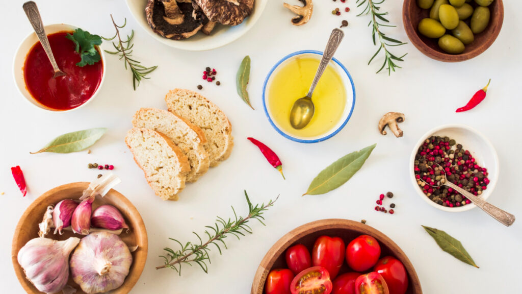 Varios ingredientes habituales en la dieta mediterránea como aceitunas, aceite de oliva, ajo o tomate