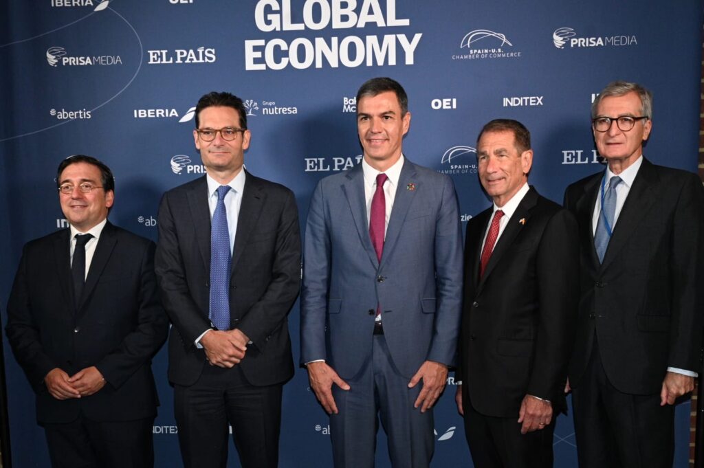 El presidente del grupo Prisa, Joseph Oughourlian, y Pedro Sánchez durante la apertura del foro 'Latinoamérica, Estados Unidos y España en la economía global'.