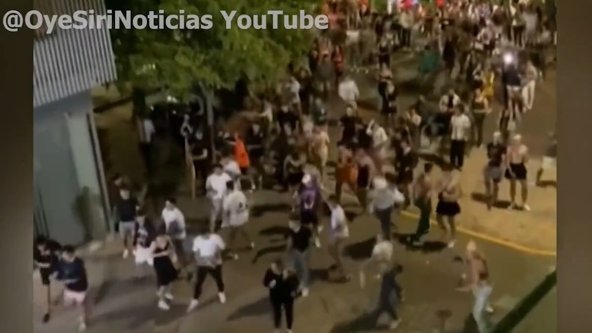 Un centenar de jóvenes la emprende contra estudiantes de una residencia rival en Valencia