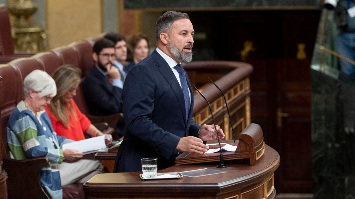 Abascal admite ahora que cobra 18.000 euros por presidir el grupo de Vox en el Congreso