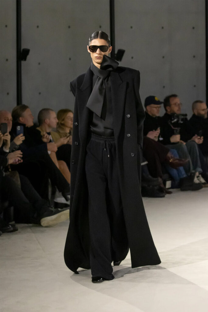 Abrigo largo negro de Saint Laurent