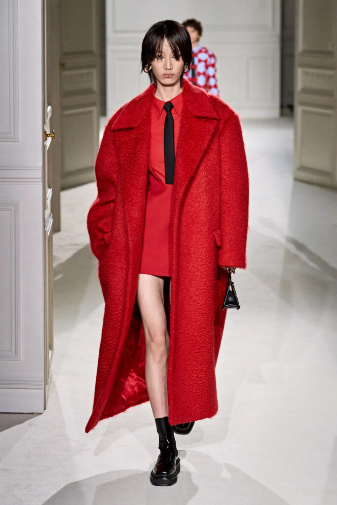 Abrigo rojo de tendencias de Valentino