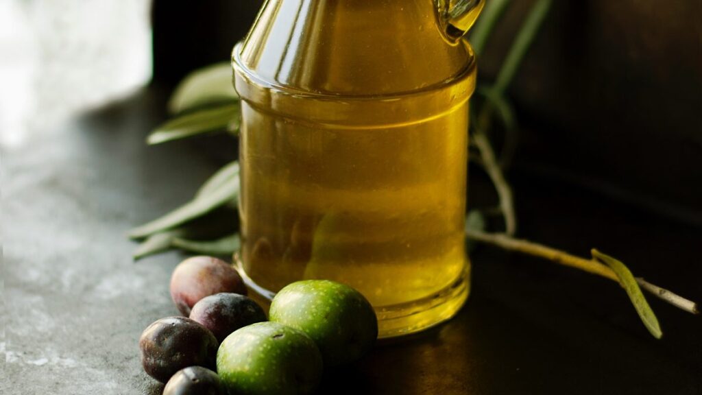 Aceitera con aceite de oliva virgen extra
