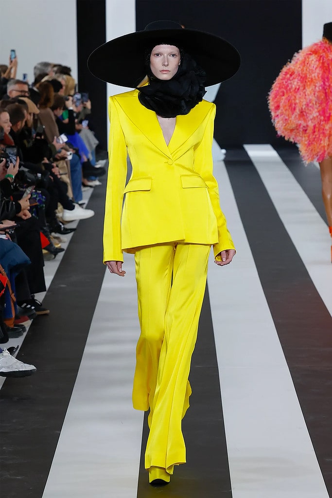 Traje de chaqueta amarillo de Nina Ricci