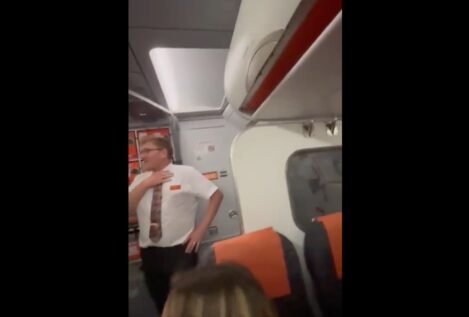 La Policía arresta a dos pasajeros que practicaron sexo en un avión rumbo a Ibiza