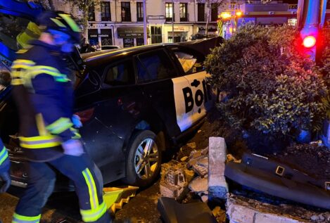 El conductor y dos pasajeros de un VTC, muy graves tras un accidente en Atocha (Madrid)