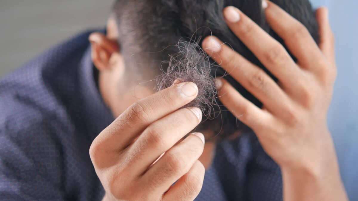 Caída del pelo en otoño: cuánto dura y qué comer para evitarlo lo máximo posible