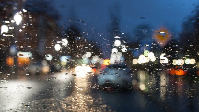 Los consejos de la DGT para conducir con lluvia de forma segura