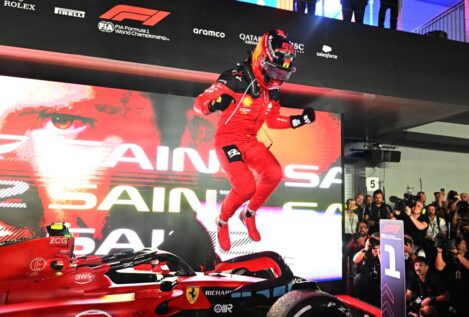 Carlos Sainz explota en Singapur, logra su segunda victoria y corta la racha de Red Bull