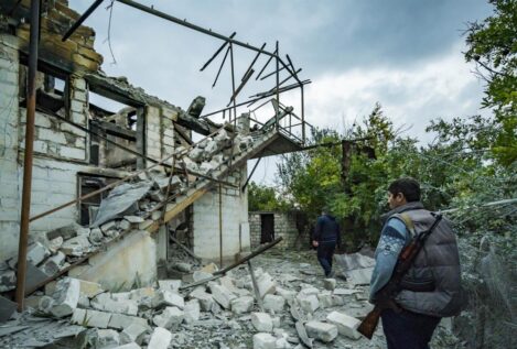 Las autoridades de Nagorno Karabaj aceptan un alto el fuego tras el ataque azerí