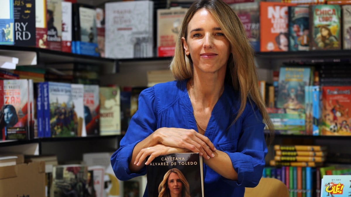 Cayetana Álvarez de Toledo ganó cinco veces más con sus libros que Pedro Sánchez