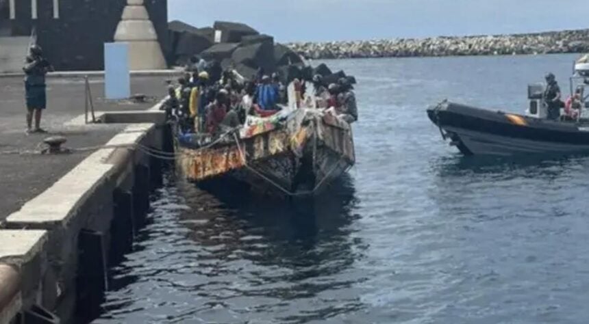 Salvamento Marítimo rescata dos cayucos a Gran Canaria y El Hierro con 170 personas