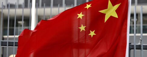 China inyecta 12.800 millones a sus bancos y les recorta reservas de divisas extranjeras
