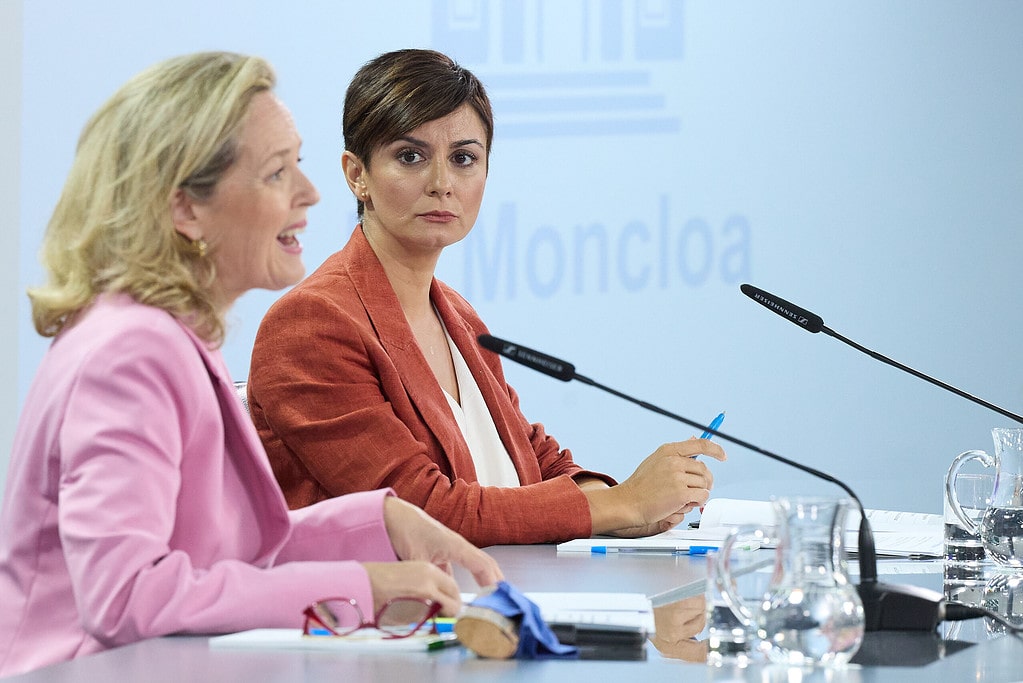 Nadia Calviño, responsable del ministerio que podría activar  un eventual veto a Huawei y la ministra Portavoz en funciones, Isabel Rodríguez, durante una rueda de prensa posterior a la reunión del Consejo de Ministros.