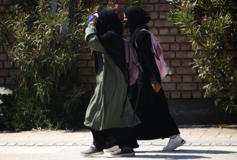 Francia estudia reimplantar el uniforme escolar para zanjar el debate de la vestimenta del Islam
