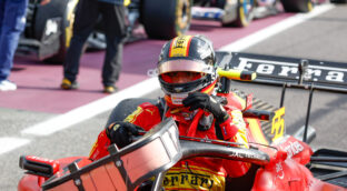 Carlos Sainz se regala por su cumpleaños el mejor fin de semana de la temporada