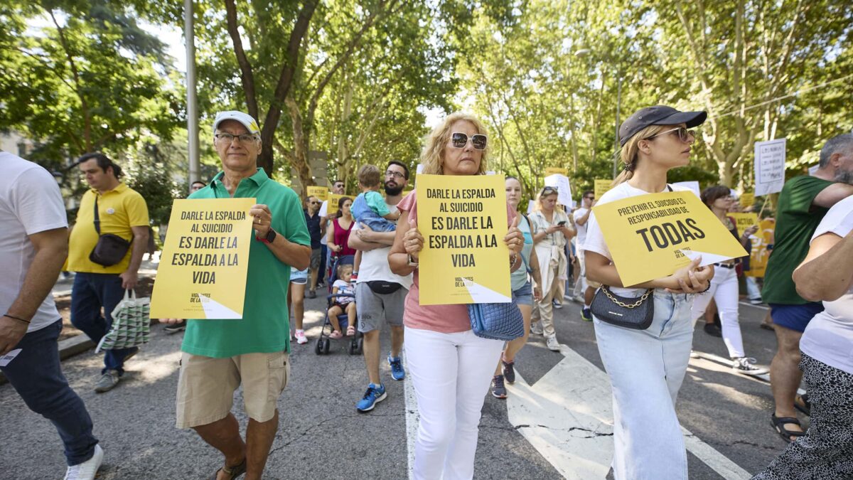 Cientos de personas piden a Sanidad un plan nacional de prevención contra el suicidio