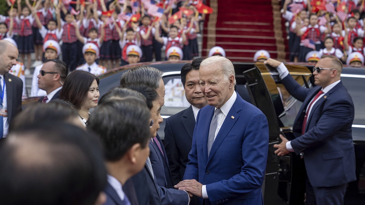 Joe Biden es «muteado» por su propio equipo durante su visita a Hanoi