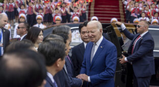 Joe Biden es «muteado» por su propio equipo durante su visita a Hanoi