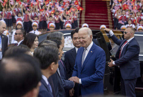 Joe Biden es «muteado» por su propio equipo durante su visita a Hanoi