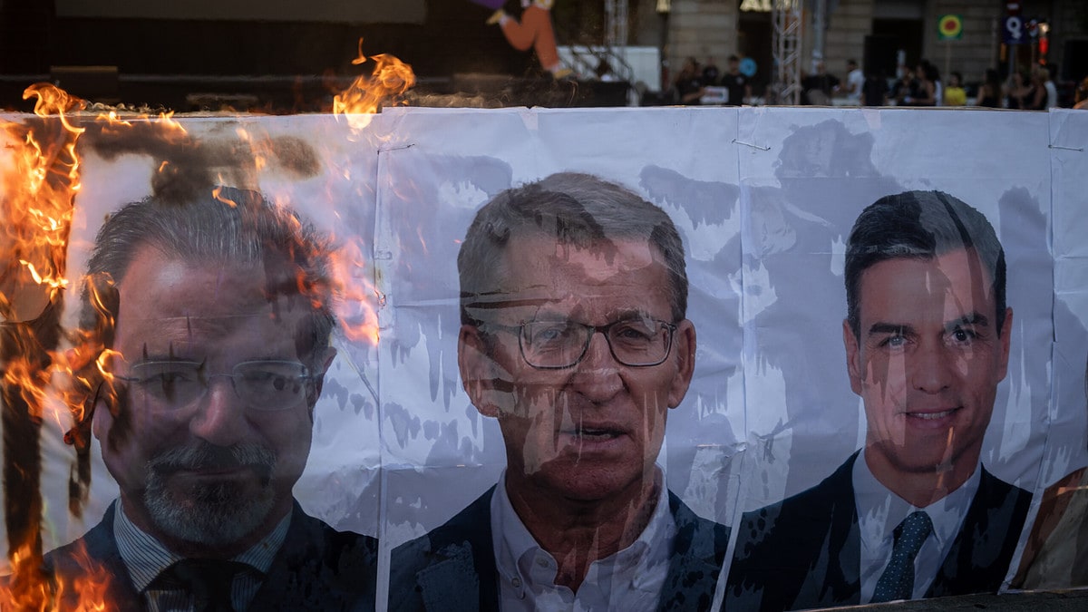 Así han quemado en Cataluña una lona con el rostro de  Flores, Feijóo, Sánchez y García