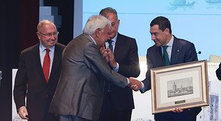 Felipe González recibe el V Premio Iberoamericano Torre del Oro