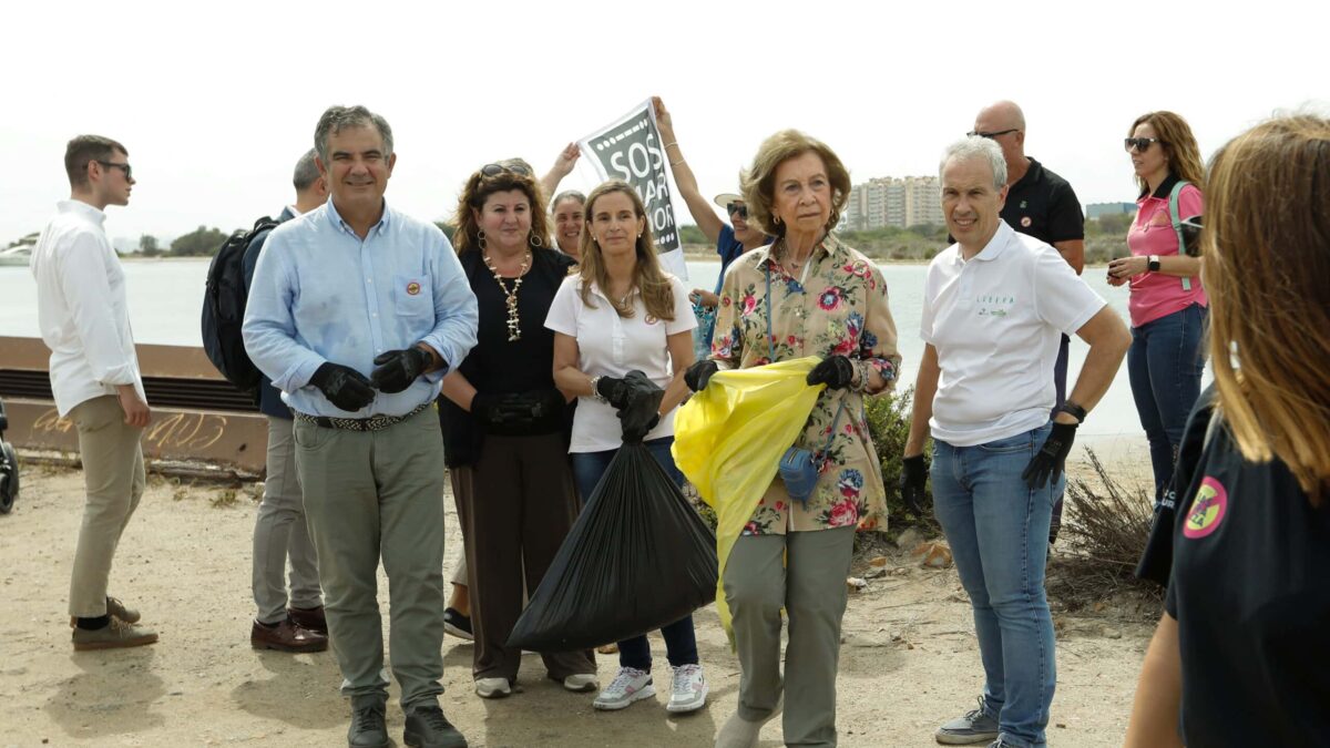 La reina Sofía participa en La Manga (Murcia) en una recogida de residuos contra la «basuraleza»