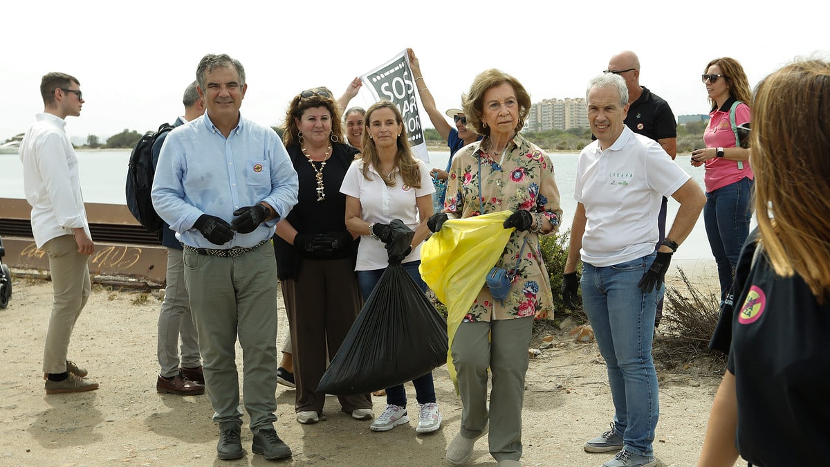 La reina Sofía participa en La Manga (Murcia) en una recogida de residuos contra la «basuraleza»