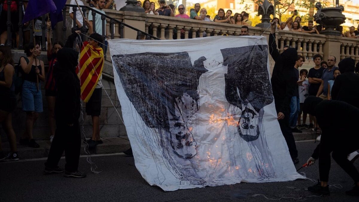 Vox denuncia la quema de un muñeco con la cara de Abascal en la Diada