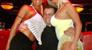 Los puteros se organizan para tratar de impedir que el Gobierno prohíba la prostitución