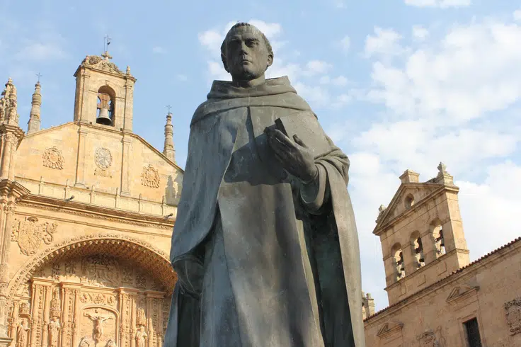 Francisco de Vitoria, en un monumento erigido en su honor en Salamanca.