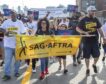 El sindicato de guionistas acuerda poner fin a la huelga contra los estudios de Hollywood