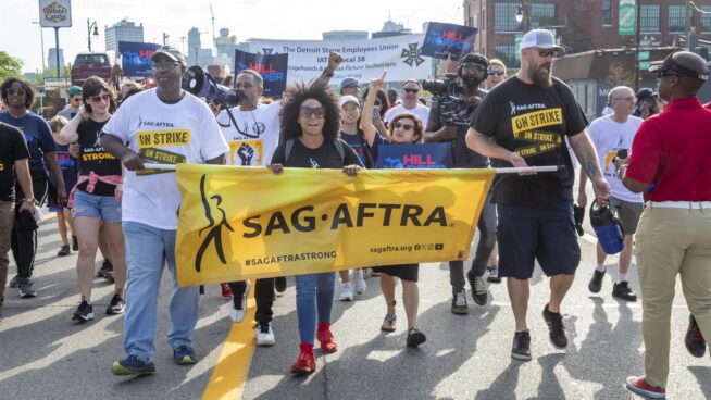 El sindicato de guionistas acuerda poner fin a la huelga contra los estudios de Hollywood