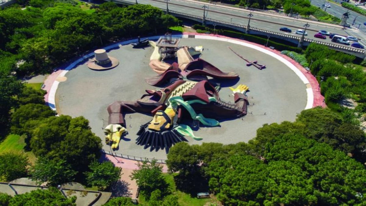 Rescatan a un niño atrapado entre los dedos de la mano del gigante Gulliver en Valencia