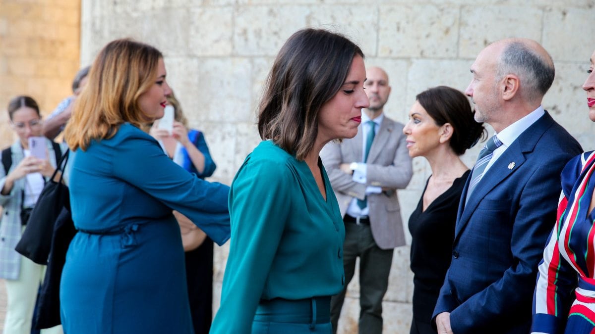 Frío saludo entre Montero y ‘Pam’ con la presidenta de Vox en las Cortes de Aragón